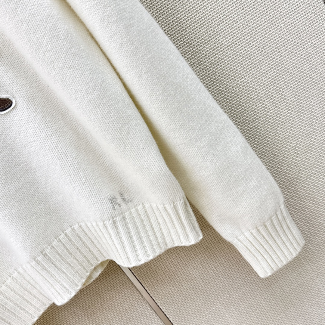 美式休闲穿搭 RL 26Ss————秋冬最新款穿风衣夹克小熊圆领毛衣🤎品质控必入 绝美细致到小熊的钻石耳钉 认准我家进口 美式休闲穿搭 RL 26Ss————秋冬最新款穿风衣夹克小熊圆领毛衣🤎品质控必入 绝美细致到小熊的钻石耳钉 认准我家进口