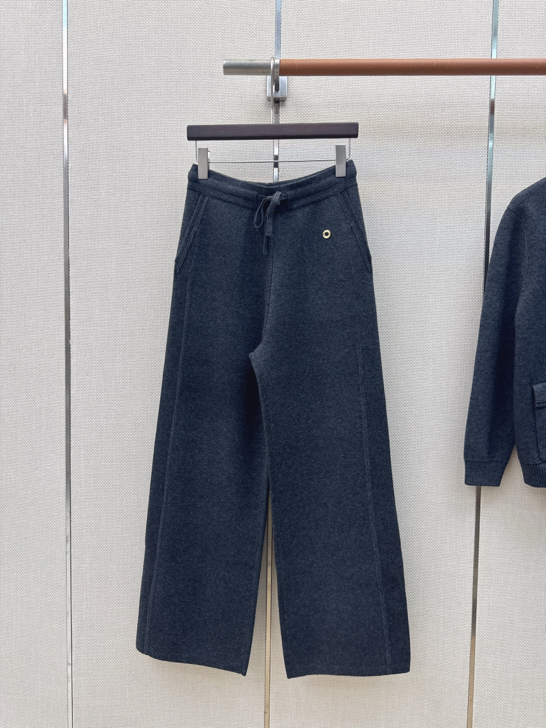 高定系列 lp🆕 26Ss————秋冬最新款高奢气质羊绒套装🩶撞色翻领羊绒外套+直筒裤 品质控必入!原版定染纱线很高级的 高定系列 lp🆕 26Ss————秋冬最新款高奢气质羊绒套装🩶撞色翻领羊绒外套+直筒裤 品质控必入!原版定染纱线很高级的