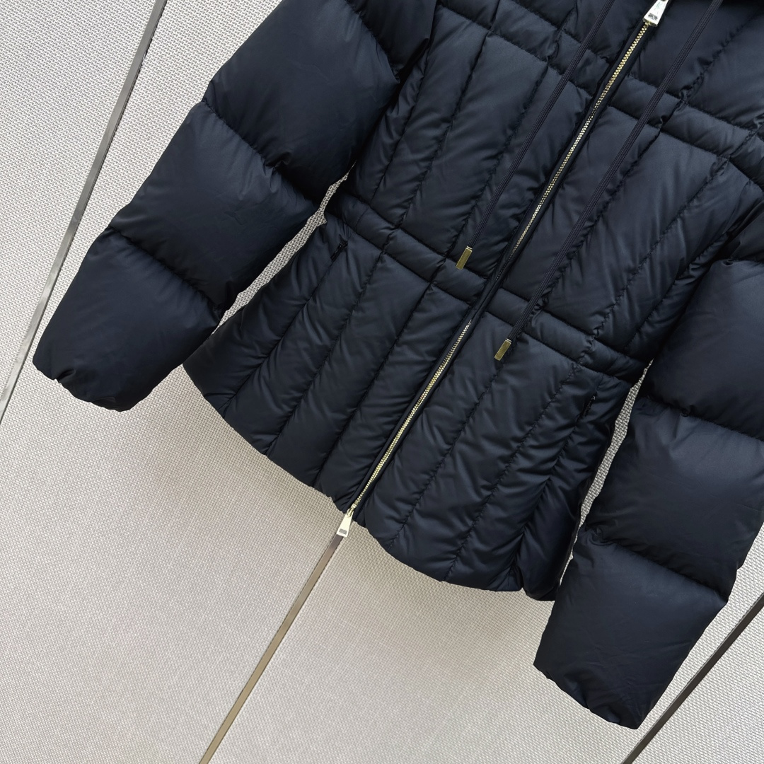 Mc 26Ss————秋冬最新款立体收腰连帽羽绒服外套🤍 定制进口防风环保再生尼龙材质 白鹅绒填充内里 整件轻盈保暖 手