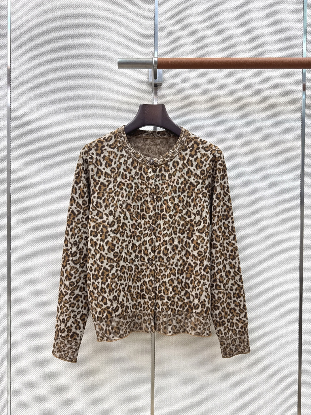 Slp🆕 26Ss————秋冬最新款豹纹圆领开衫🤎经典豹纹图案+圆领微宽松版型  春秋叠穿超有层次感 日常通勤休闲都能轻