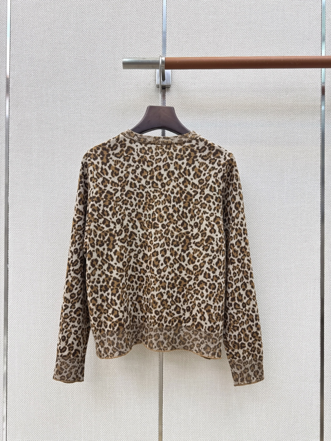 Slp🆕 26Ss————秋冬最新款豹纹圆领开衫🤎经典豹纹图案+圆领微宽松版型 春秋叠穿超有层次感 日常通勤休闲都能轻 Slp🆕 26Ss————秋冬最新款豹纹圆领开衫🤎经典豹纹图案+圆领微宽松版型 春秋叠穿超有层次感 日常通勤休闲都能轻