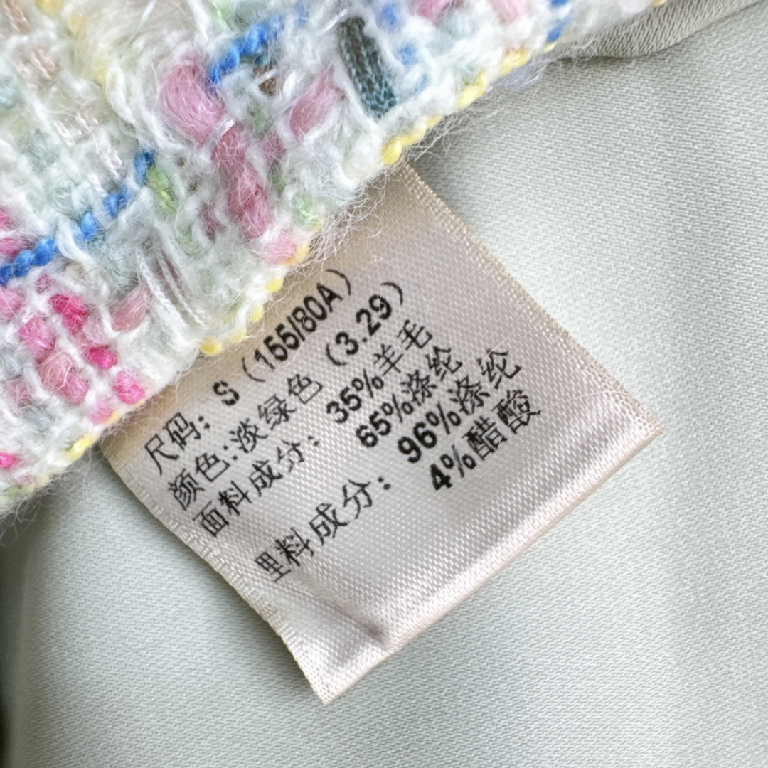 独家款～C家 26Ss———秋冬最新款小短款编织外套 🤍重磅定制的粗呢面料 由多种纱线编织而成 手工编织工艺镶边 十分重