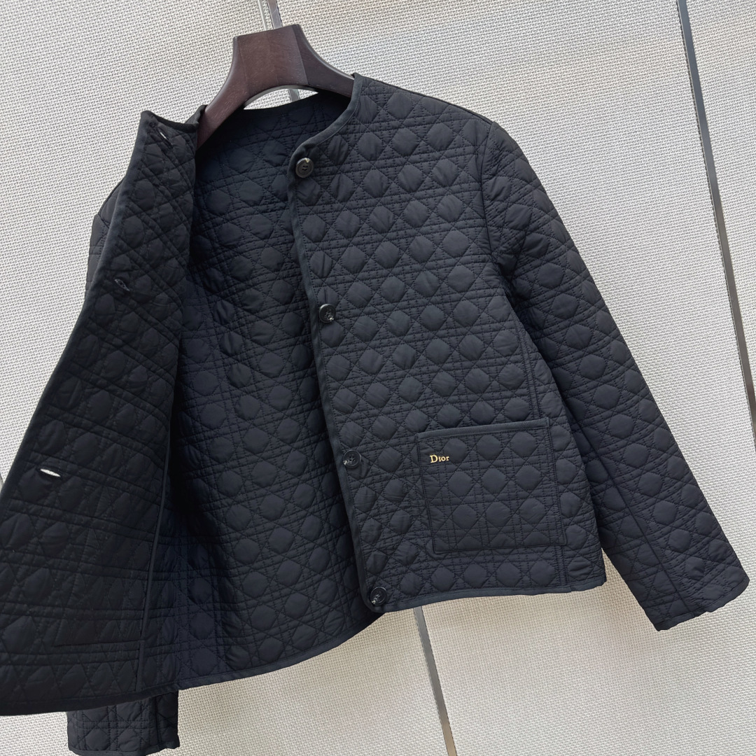 CD 26Ss————秋冬最新款戴妃藤格纹衍棉圆领夹克棉服外套🖤 经典夹克版型 帅气又时髦 完美演绎摩登高级的气质 进口