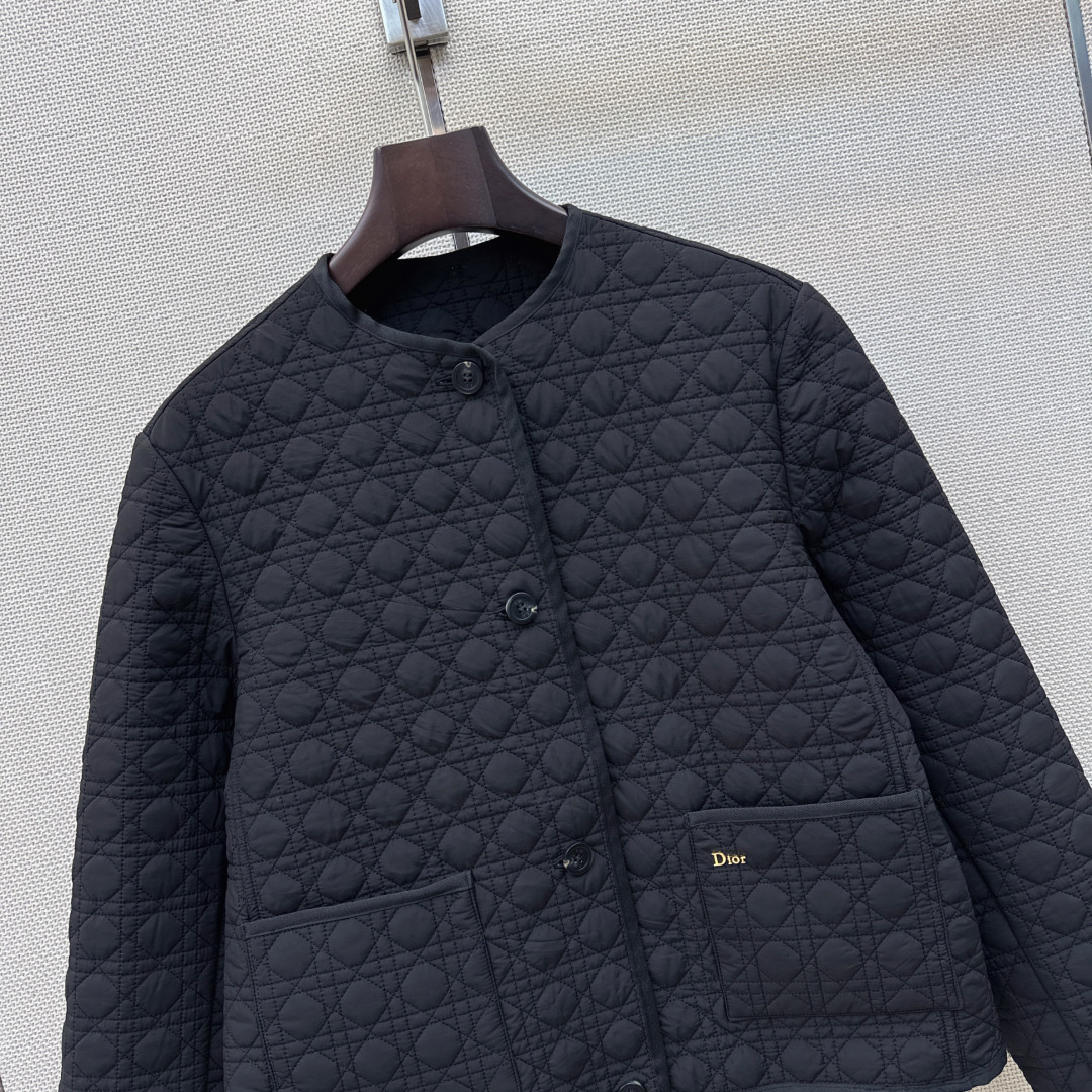 CD 26Ss————秋冬最新款戴妃藤格纹衍棉圆领夹克棉服外套🖤 经典夹克版型 帅气又时髦 完美演绎摩登高级的气质 进口