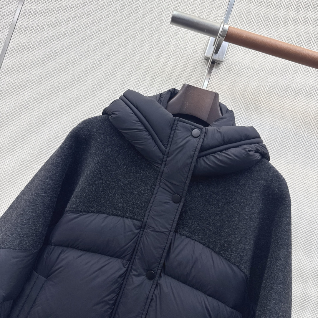 Max 26Ss————秋冬最新款拼接羊毛设计连帽短款羽绒外套🖤拼接羽绒帽子设计感很赞～～经典Os剪裁搭配拼接做法 经典