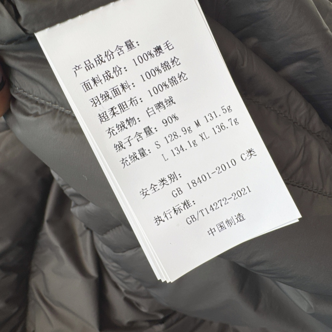 Max 26Ss————秋冬最新款拼接羊毛设计连帽短款羽绒外套🖤拼接羽绒帽子设计感很赞～～经典Os剪裁搭配拼接做法 经典