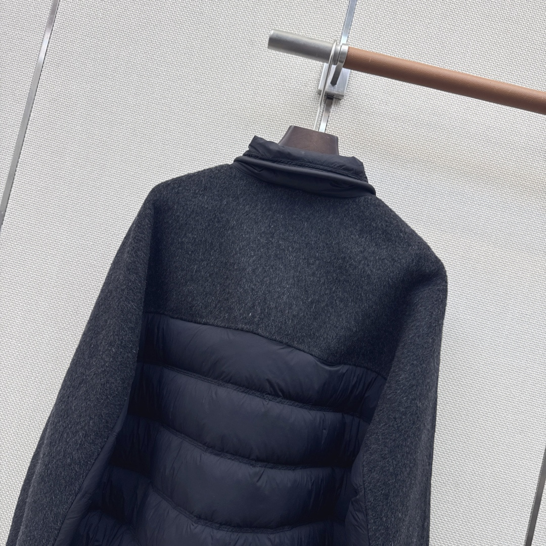 Max 26Ss————秋冬最新款拼接羊毛设计翻领短款羽绒外套🖤拼接羽绒翻领设计感很赞～～经典Os剪裁搭配拼接做法 经典