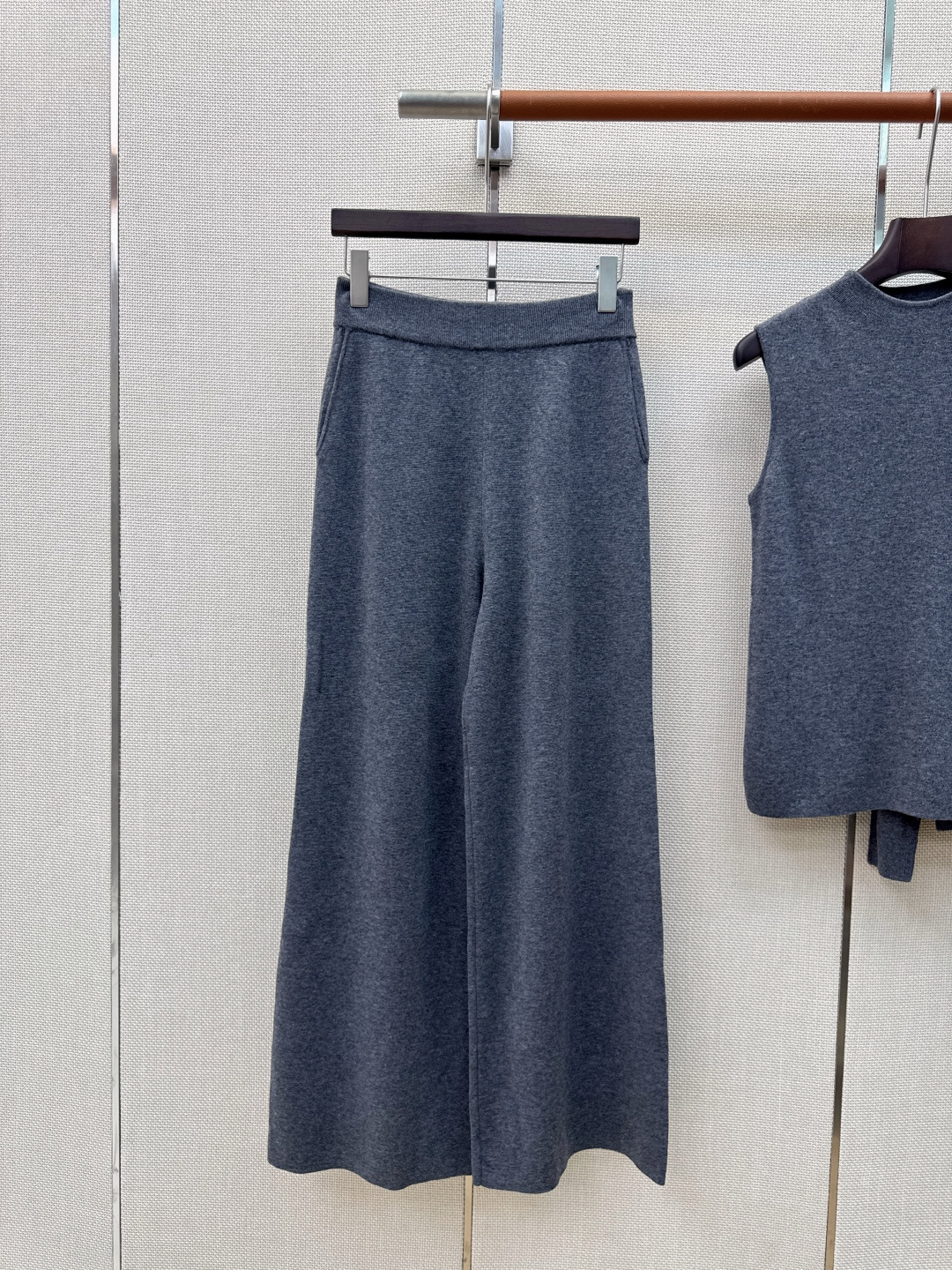 独家首发 Her 26Ss———秋冬最新款慵懒风羊毛套装🤍立领针织背心+V领羊毛开衫+松紧腰直筒裤 爆单款美拉德色系 百