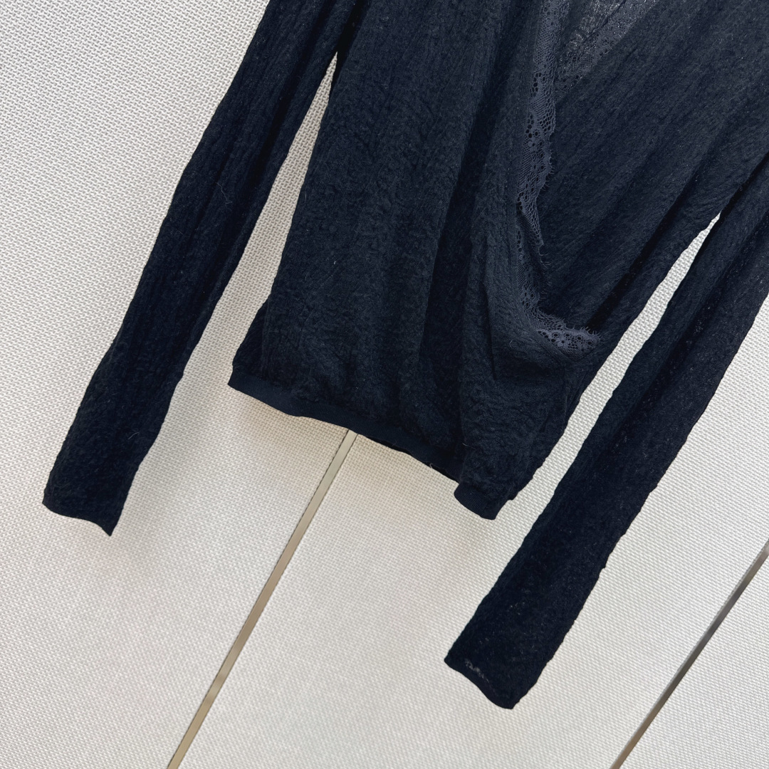 人手必备 Es 26Ss————秋冬最新款拼接蕾丝设计V领打底衫  🖤日常必备款 各种好穿好搭配 采用软糯纱线面料 十分
