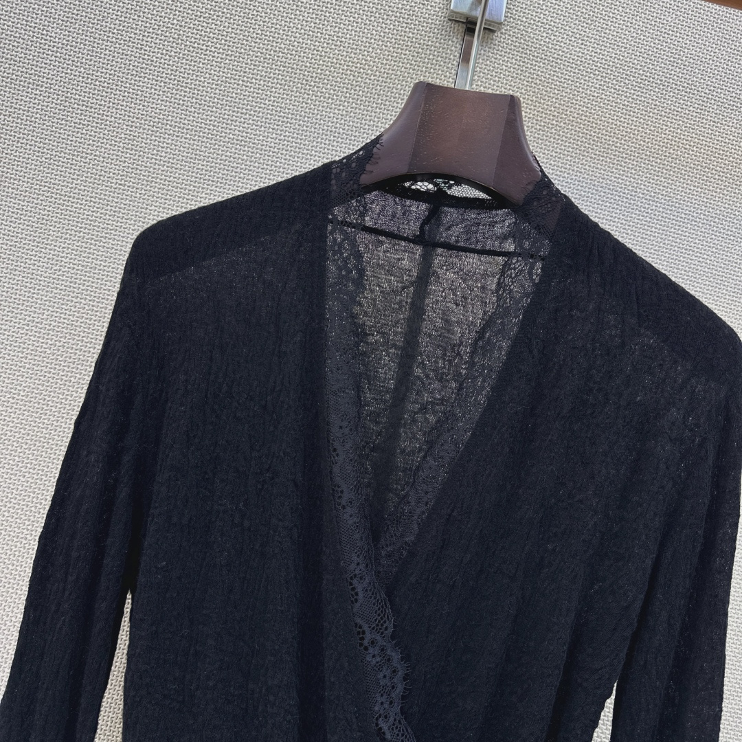 人手必备 Es 26Ss————秋冬最新款拼接蕾丝设计V领打底衫  🖤日常必备款 各种好穿好搭配 采用软糯纱线面料 十分