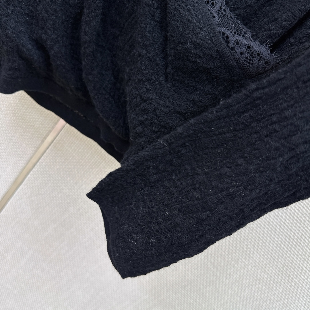 人手必备 Es 26Ss————秋冬最新款拼接蕾丝设计V领打底衫  🖤日常必备款 各种好穿好搭配 采用软糯纱线面料 十分