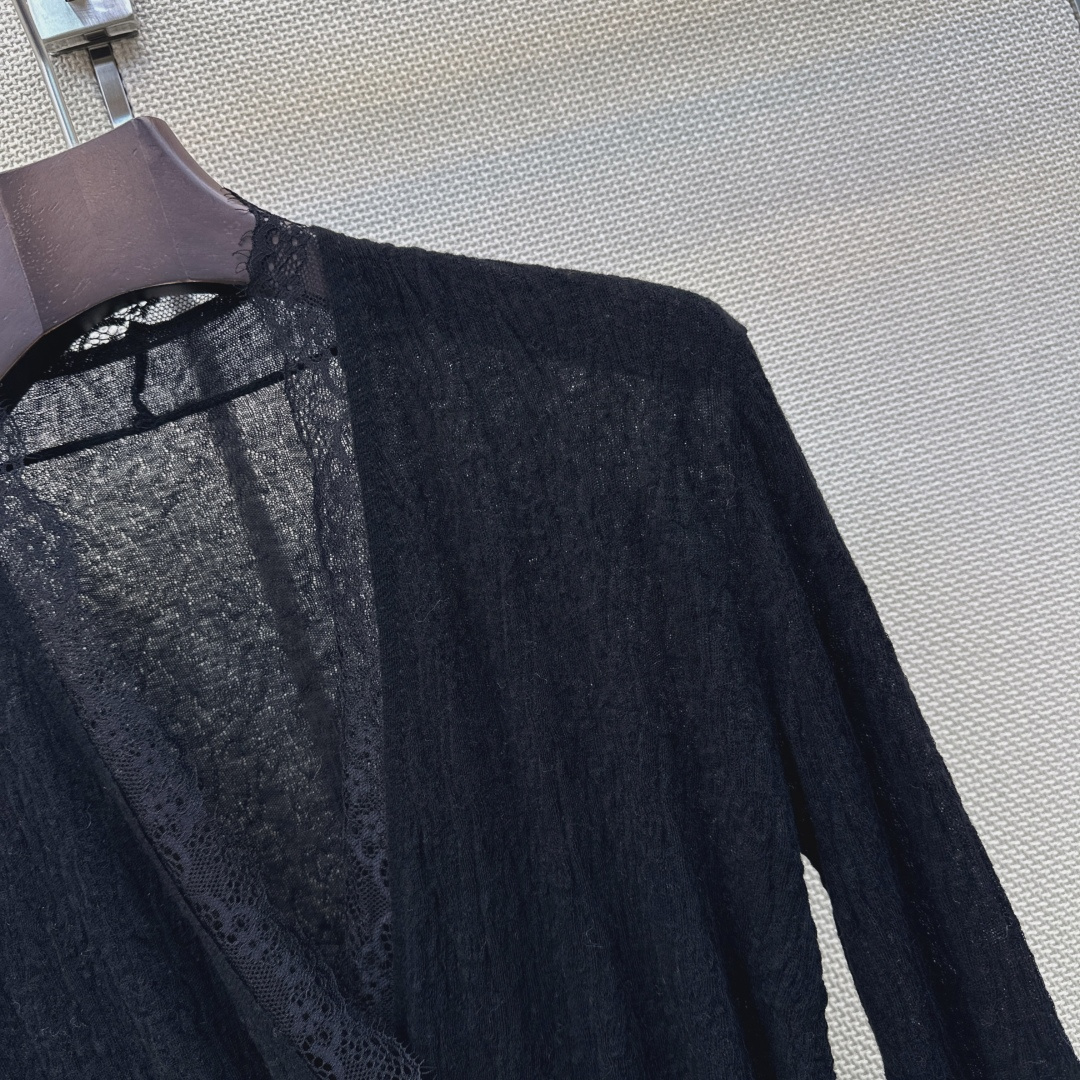人手必备 Es 26Ss————秋冬最新款拼接蕾丝设计V领打底衫  🖤日常必备款 各种好穿好搭配 采用软糯纱线面料 十分