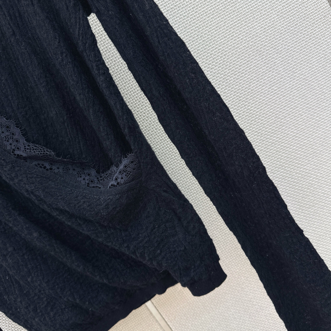 人手必备 Es 26Ss————秋冬最新款拼接蕾丝设计V领打底衫  🖤日常必备款 各种好穿好搭配 采用软糯纱线面料 十分