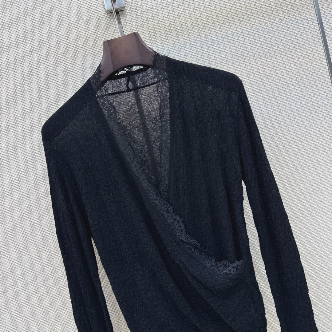人手必备 Es 26Ss————秋冬最新款拼接蕾丝设计V领打底衫  🖤日常必备款 各种好穿好搭配 采用软糯纱线面料 十分