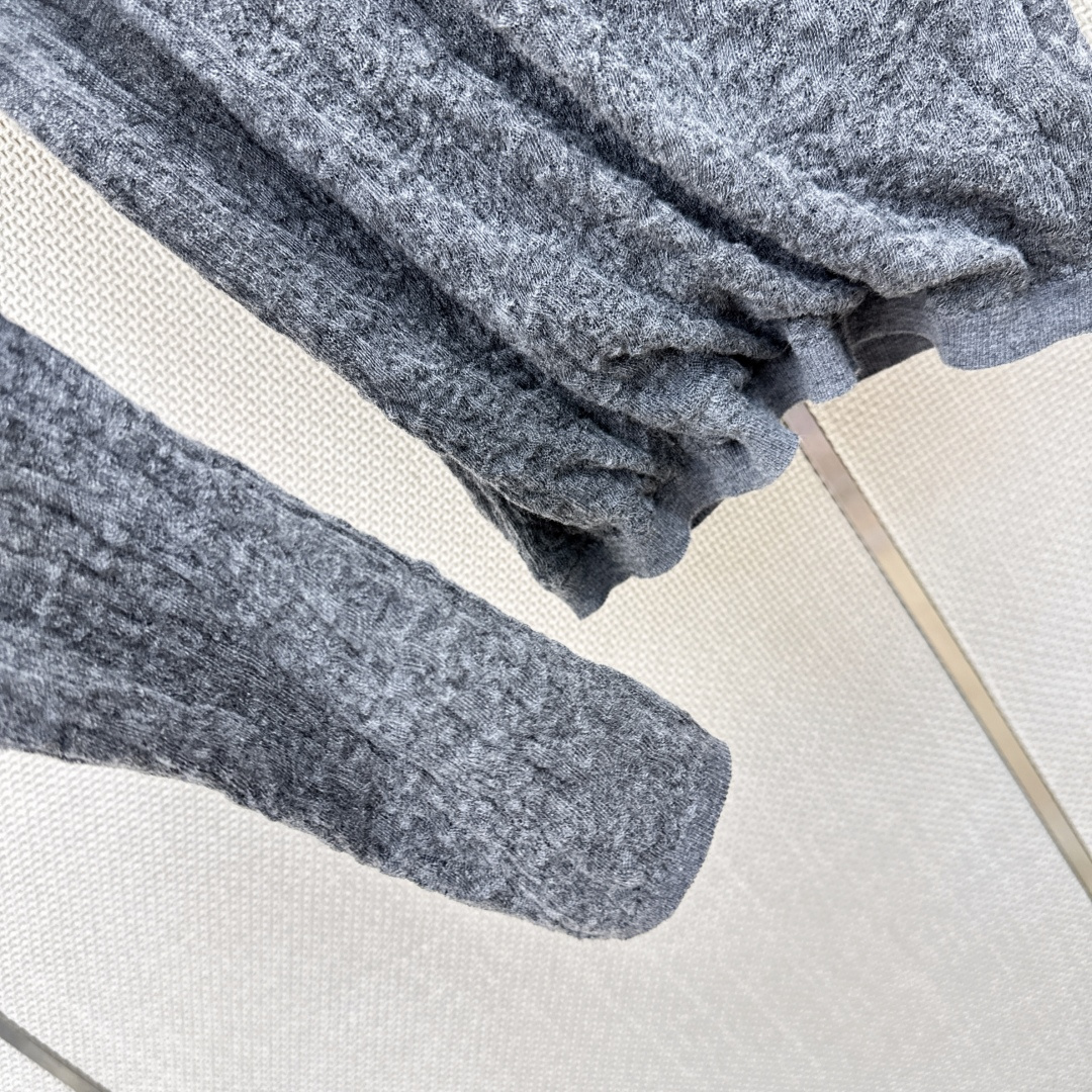 人手必备 Es 26Ss————秋冬最新款拼接蕾丝设计V领打底衫  🖤日常必备款 各种好穿好搭配 采用软糯纱线面料 十分