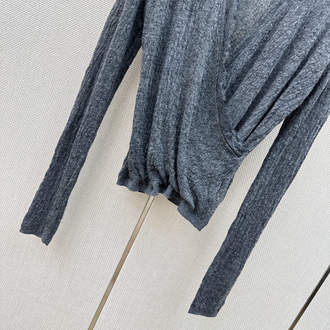 人手必备 Es 26Ss————秋冬最新款拼接蕾丝设计V领打底衫  🖤日常必备款 各种好穿好搭配 采用软糯纱线面料 十分