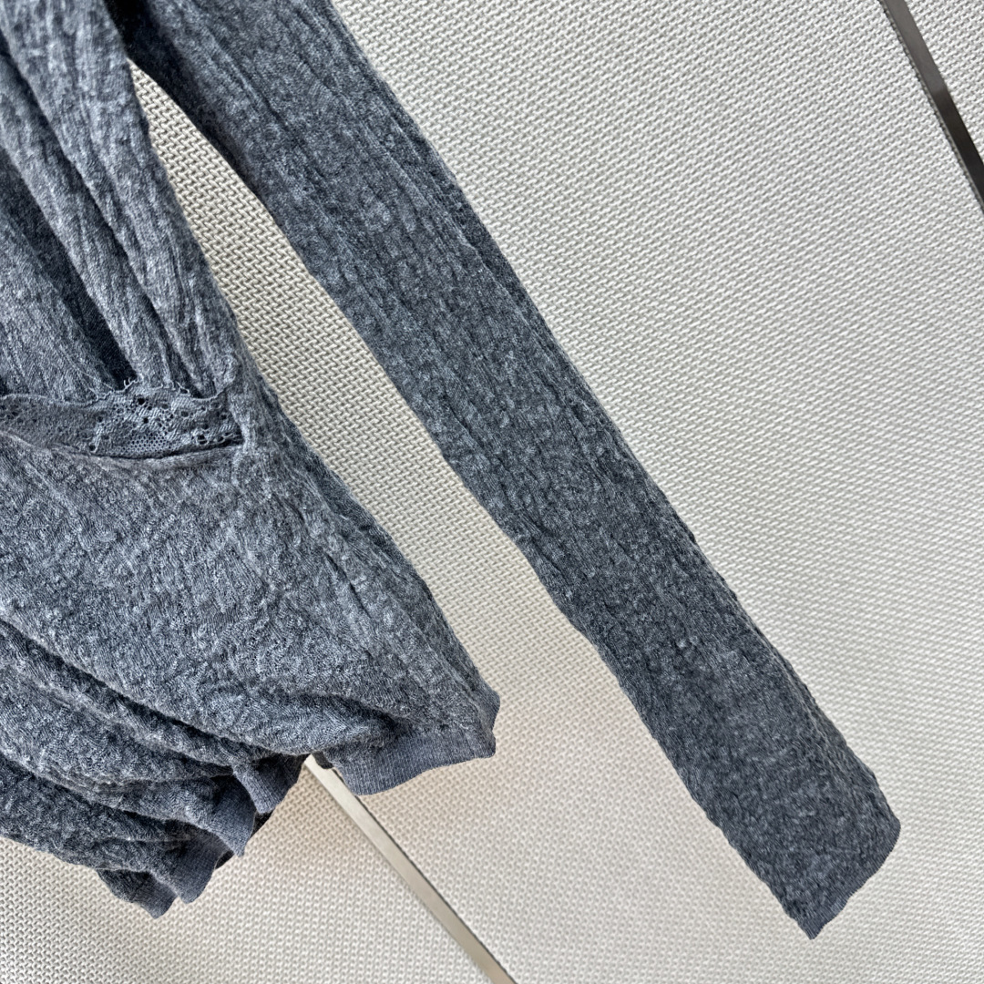 人手必备 Es 26Ss————秋冬最新款拼接蕾丝设计V领打底衫  🖤日常必备款 各种好穿好搭配 采用软糯纱线面料 十分