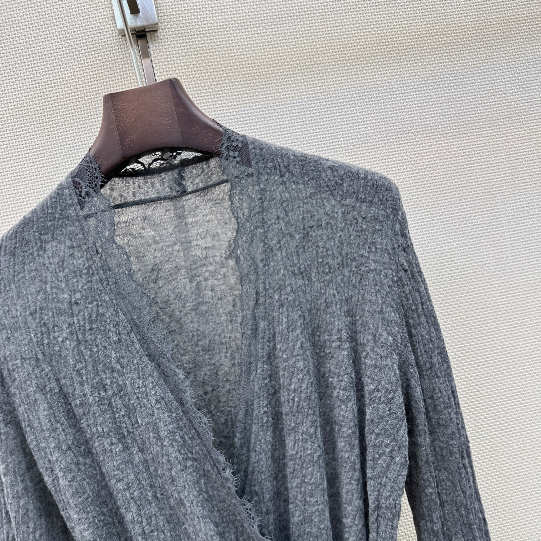 人手必备 Es 26Ss————秋冬最新款拼接蕾丝设计V领打底衫  🖤日常必备款 各种好穿好搭配 采用软糯纱线面料 十分