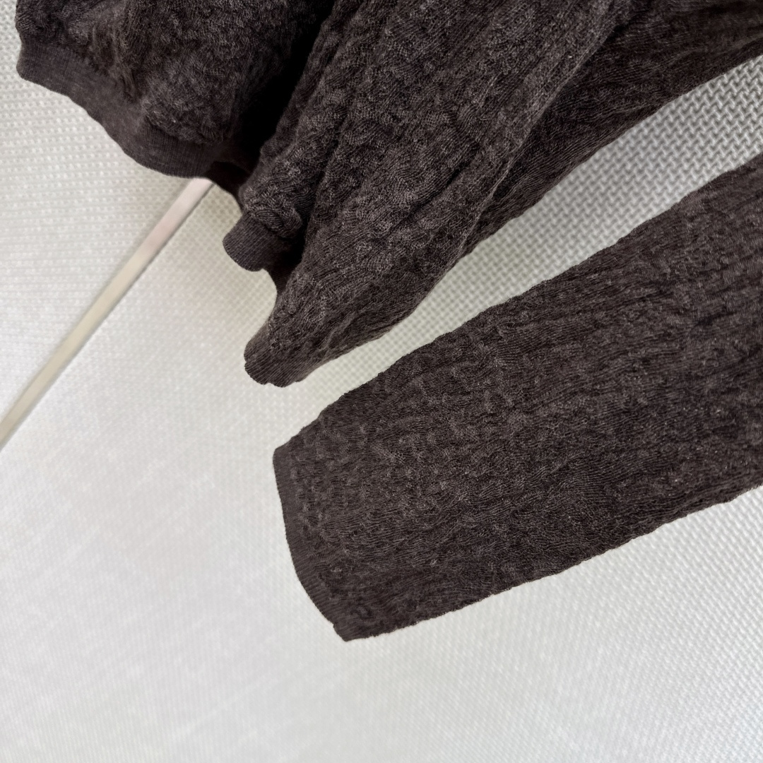 人手必备 Es 26Ss————秋冬最新款拼接蕾丝设计V领打底衫  🖤日常必备款 各种好穿好搭配 采用软糯纱线面料 十分
