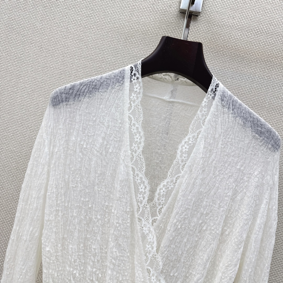 人手必备 Es 26Ss————秋冬最新款拼接蕾丝设计V领打底衫  🖤日常必备款 各种好穿好搭配 采用软糯纱线面料 十分