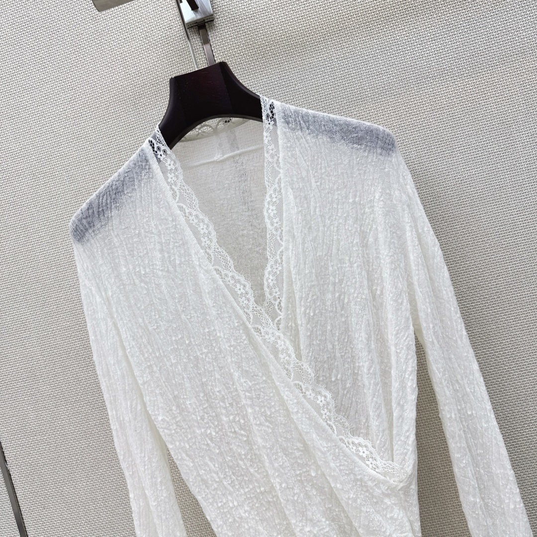 人手必备 Es 26Ss————秋冬最新款拼接蕾丝设计V领打底衫  🖤日常必备款 各种好穿好搭配 采用软糯纱线面料 十分