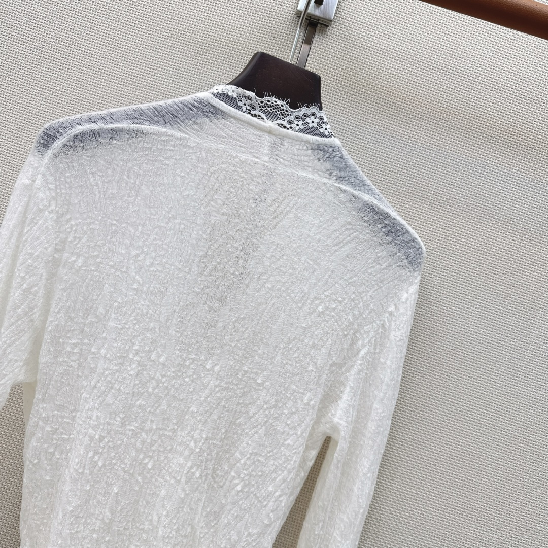 人手必备 Es 26Ss————秋冬最新款拼接蕾丝设计V领打底衫  🖤日常必备款 各种好穿好搭配 采用软糯纱线面料 十分
