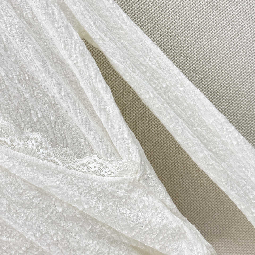 人手必备 Es 26Ss————秋冬最新款拼接蕾丝设计V领打底衫  🖤日常必备款 各种好穿好搭配 采用软糯纱线面料 十分