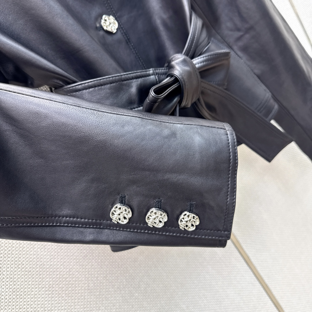 独家款 C家 26Ss————早秋最新款高级手工坊风衣式皮衣外套🖤coco女孩个性穿搭 百分百进口小羊皮面料 经典短款风