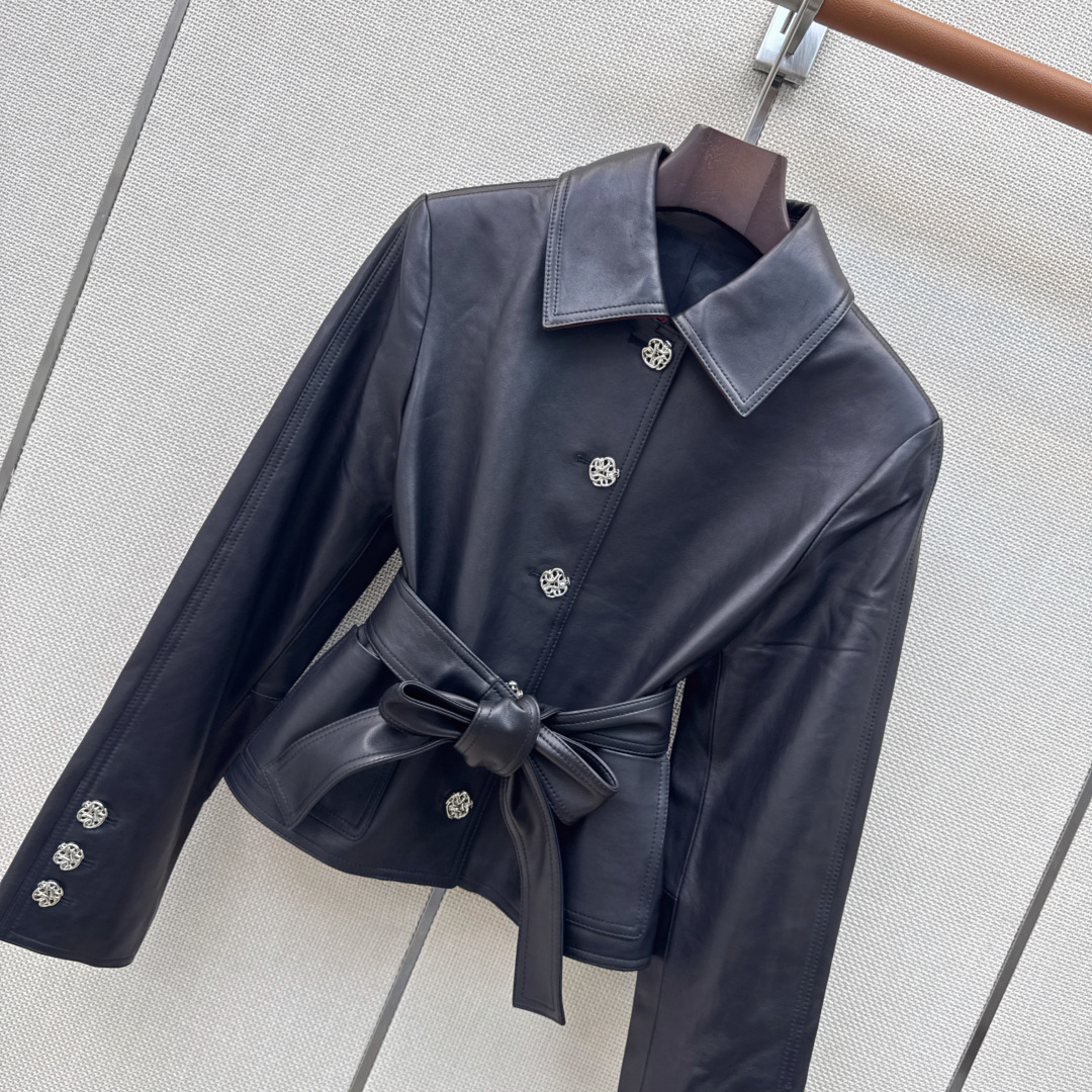 独家款 C家 26Ss————早秋最新款高级手工坊风衣式皮衣外套🖤coco女孩个性穿搭 百分百进口小羊皮面料 经典短款风