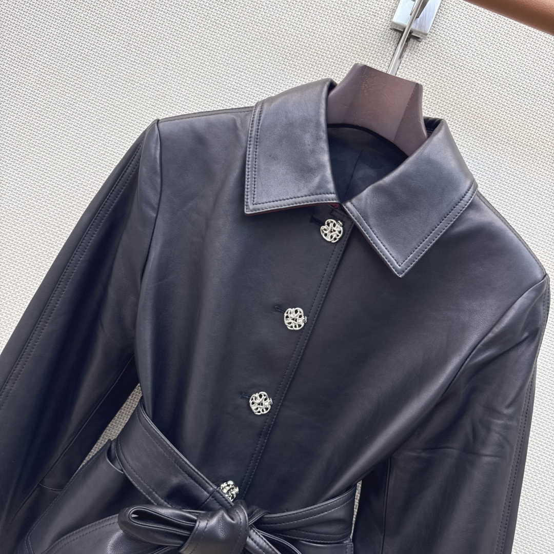 独家款 C家 26Ss————早秋最新款高级手工坊风衣式皮衣外套🖤coco女孩个性穿搭 百分百进口小羊皮面料 经典短款风