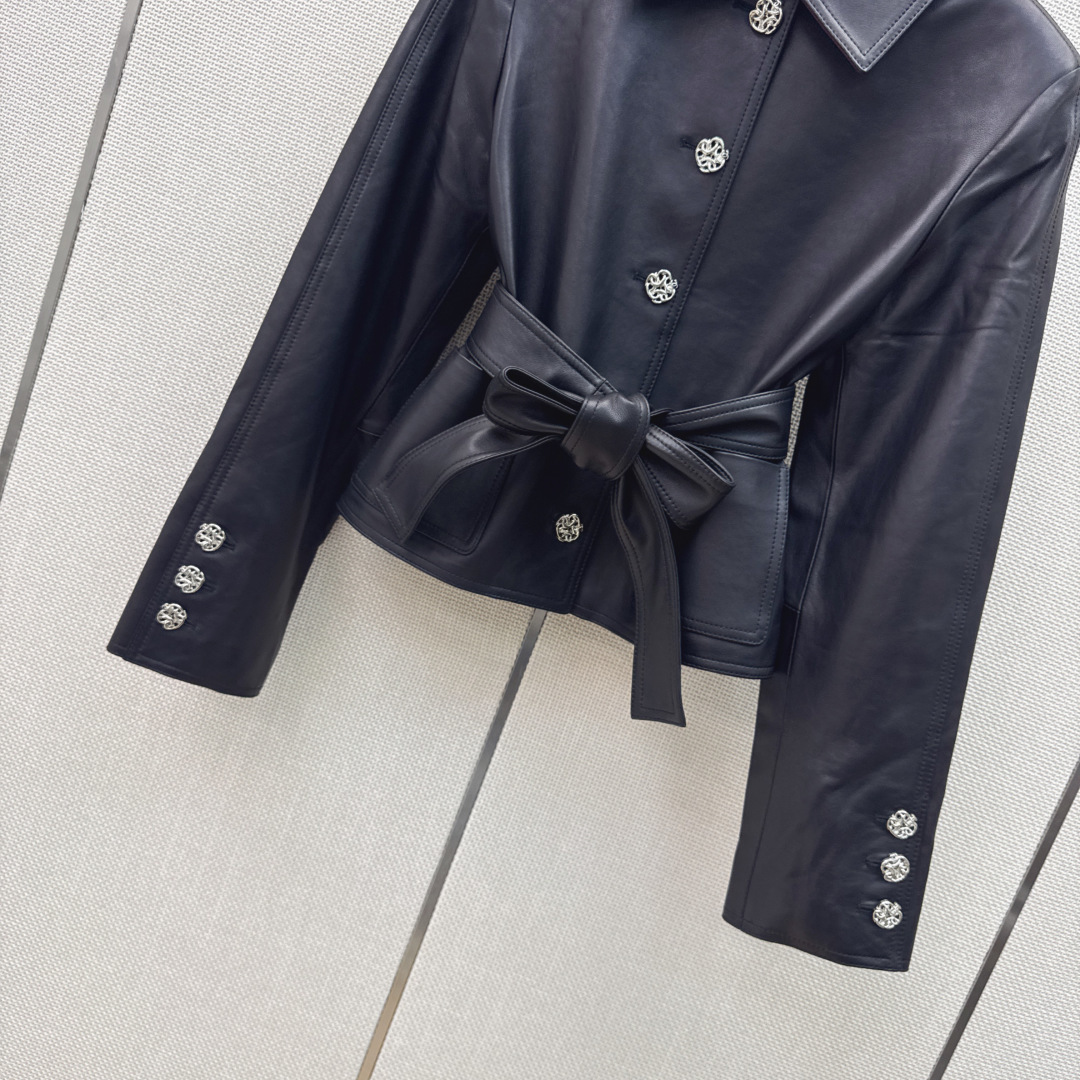 独家款 C家 26Ss————早秋最新款高级手工坊风衣式皮衣外套🖤coco女孩个性穿搭 百分百进口小羊皮面料 经典短款风
