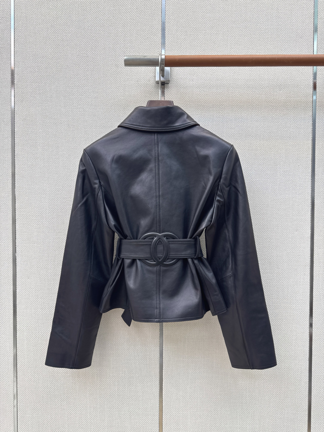 独家款 C家 26Ss————早秋最新款高级手工坊风衣式皮衣外套🖤coco女孩个性穿搭 百分百进口小羊皮面料 经典短款风
