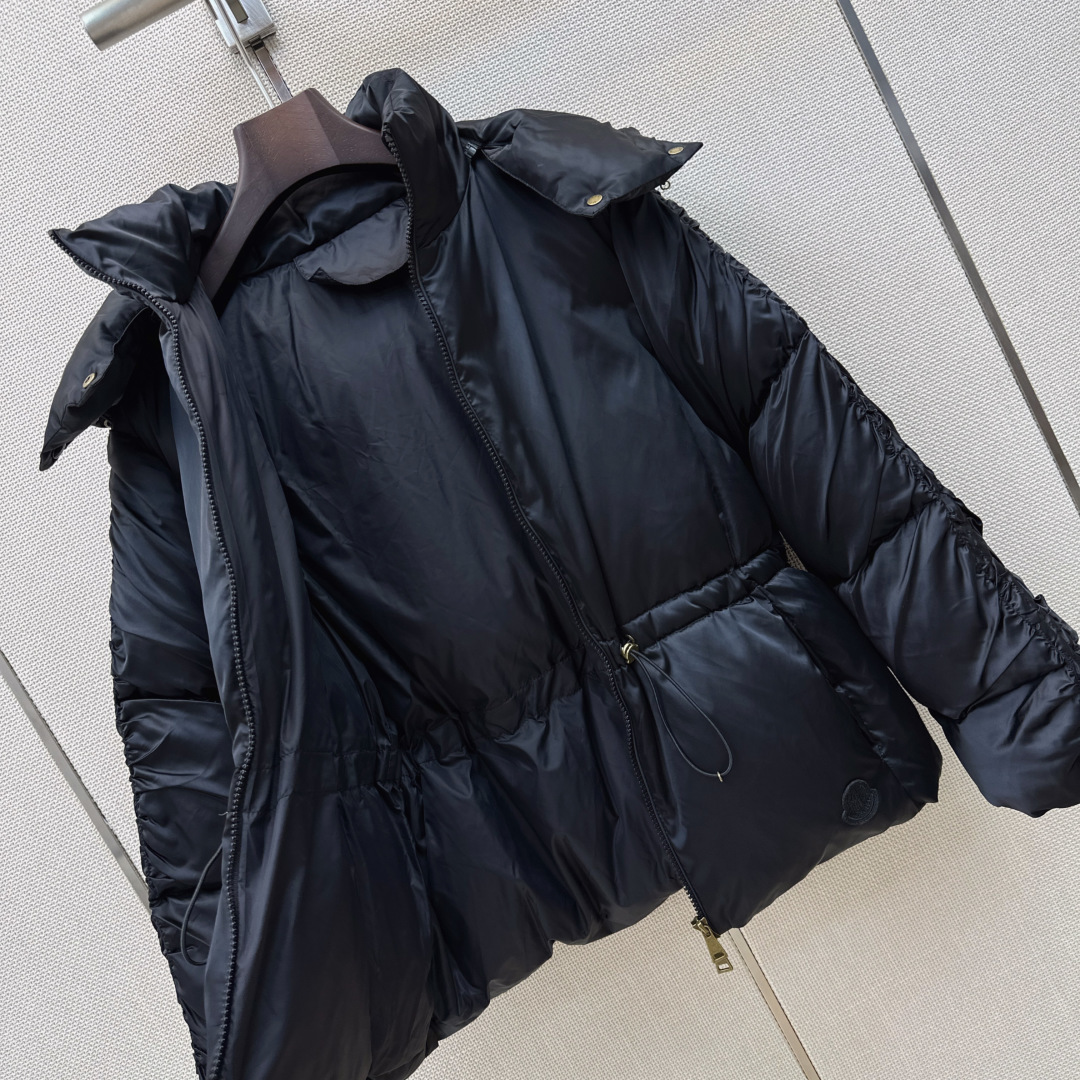 独家首发 Mc 26Ss————秋冬最新款连帽抽绳收腰羽绒服🖤国标90白鹅绒填充 两侧袖子重磅褶皱工艺 定制光泽度尼龙 独家首发 Mc 26Ss————秋冬最新款连帽抽绳收腰羽绒服🖤国标90白鹅绒填充 两侧袖子重磅褶皱工艺 定制光泽度尼龙