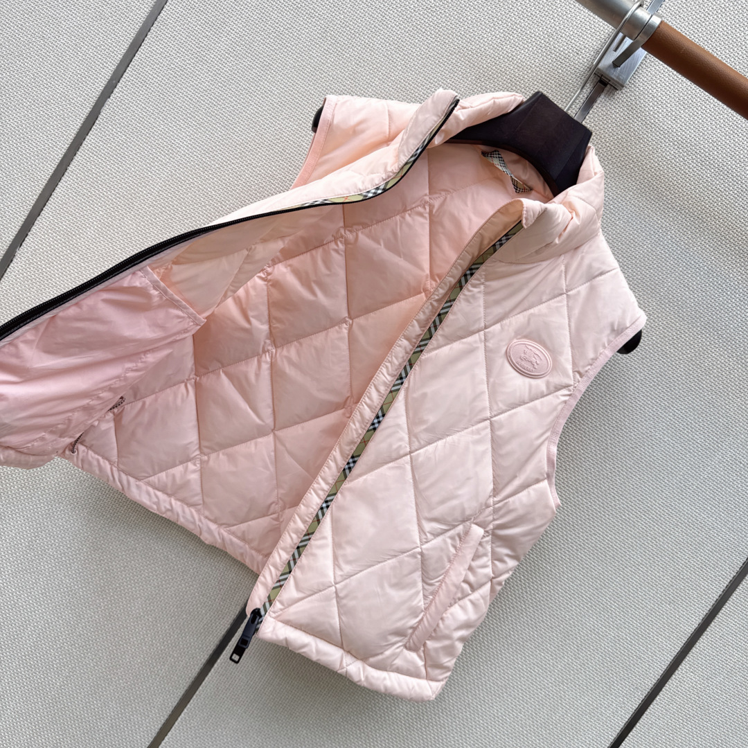Bur 26Ss————秋冬最新款经典菱格绗缝立领羽绒马甲🖤短款版型演绎秋冬叠搭造型保暖神器 减龄少女百搭又帅气 轻盈保 Bur 26Ss————秋冬最新款经典菱格绗缝立领羽绒马甲🖤短款版型演绎秋冬叠搭造型保暖神器 减龄少女百搭又帅气 轻盈保