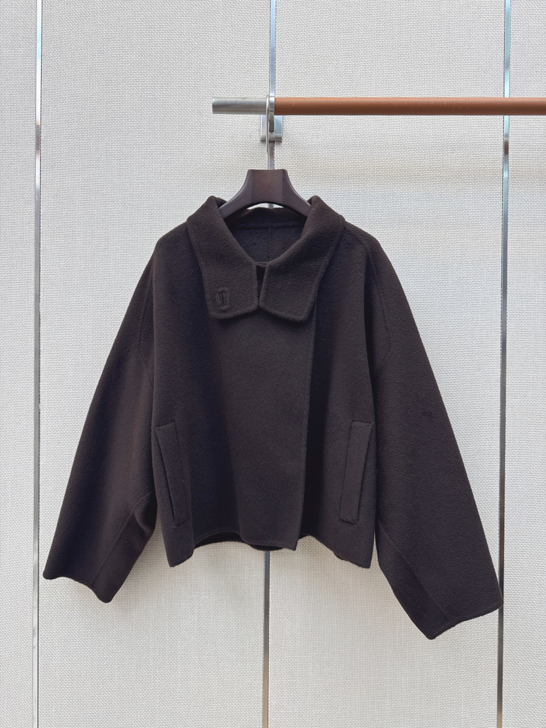 Her 26Ss————秋冬最新款本季必入高智感立领宽松双面尼外套🤎秋冬新品叠搭神器 纯手工制作双面尼面料 优雅知性气质 Her 26Ss————秋冬最新款本季必入高智感立领宽松双面尼外套🤎秋冬新品叠搭神器 纯手工制作双面尼面料 优雅知性气质
