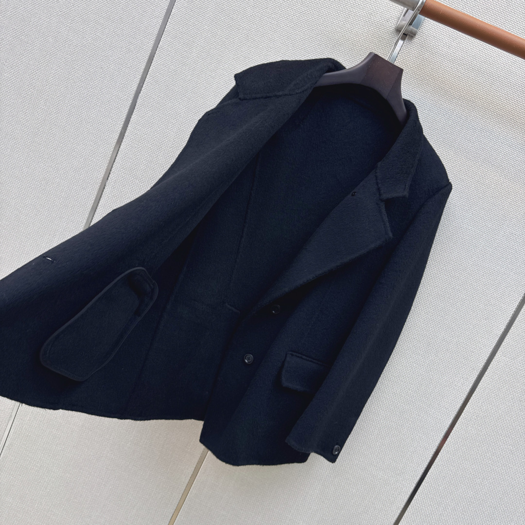 lp🆕 26Ss————秋冬最新款本季必入高智感翻领双面尼外套🤎秋冬新品叠搭神器 纯手工制作双面尼面料 优雅知性气质温柔 lp🆕 26Ss————秋冬最新款本季必入高智感翻领双面尼外套🤎秋冬新品叠搭神器 纯手工制作双面尼面料 优雅知性气质温柔
