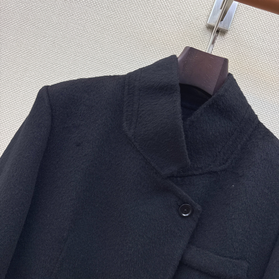 lp🆕 26Ss————秋冬最新款本季必入高智感翻领双面尼外套🤎秋冬新品叠搭神器 纯手工制作双面尼面料 优雅知性气质温柔 lp🆕 26Ss————秋冬最新款本季必入高智感翻领双面尼外套🤎秋冬新品叠搭神器 纯手工制作双面尼面料 优雅知性气质温柔