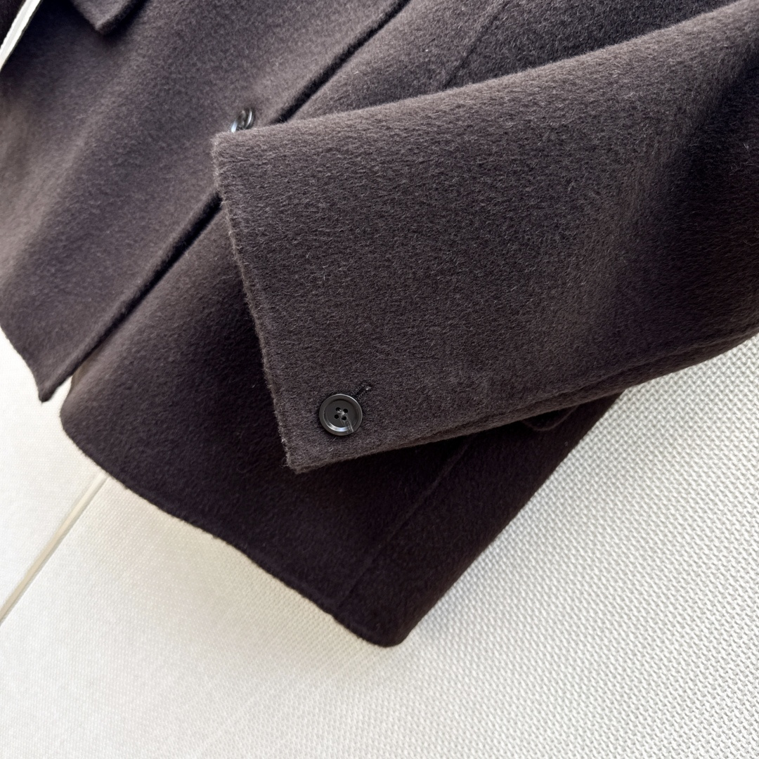 lp🆕 26Ss————秋冬最新款本季必入高智感翻领双面尼外套🤎秋冬新品叠搭神器 纯手工制作双面尼面料 优雅知性气质温柔 lp🆕 26Ss————秋冬最新款本季必入高智感翻领双面尼外套🤎秋冬新品叠搭神器 纯手工制作双面尼面料 优雅知性气质温柔
