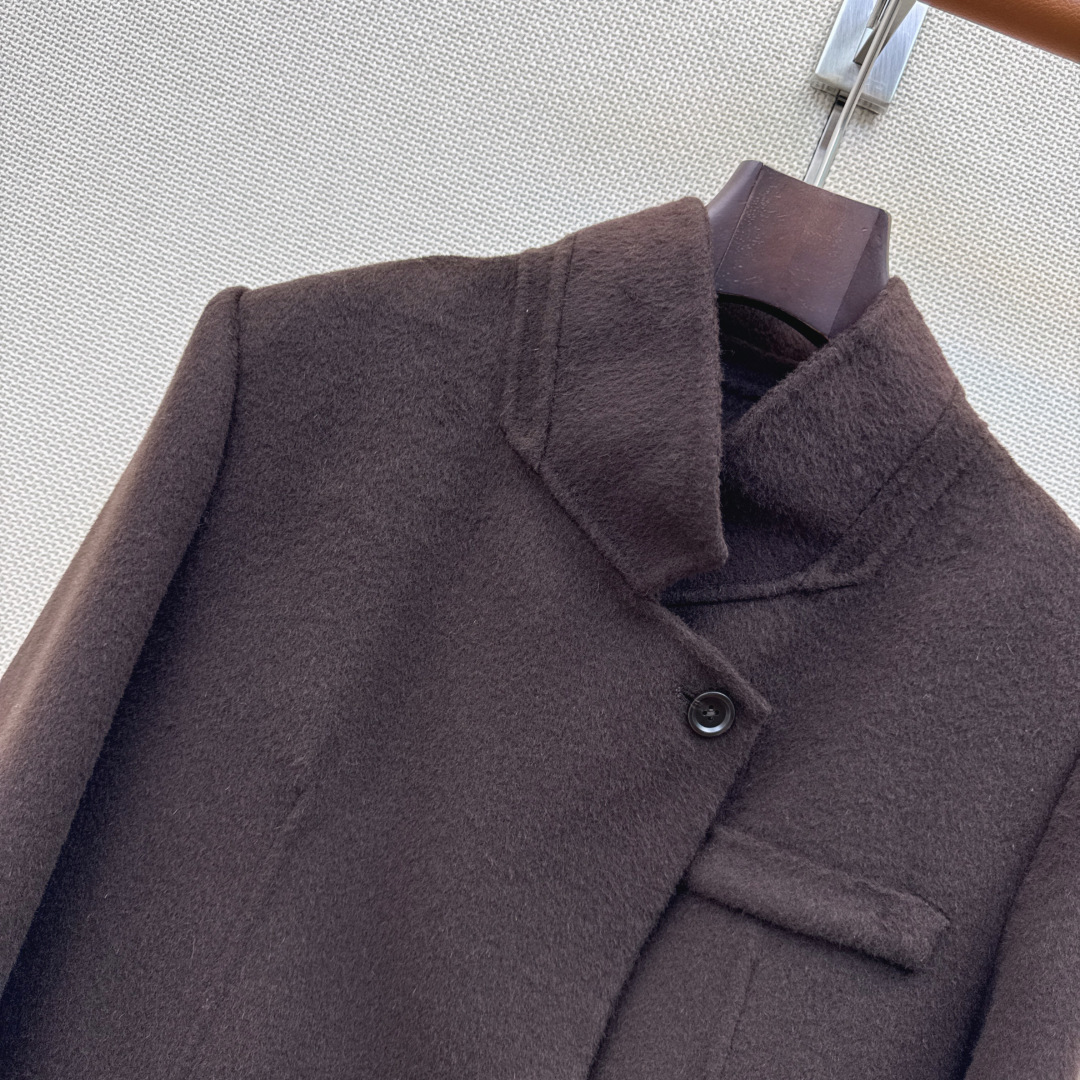 lp🆕 26Ss————秋冬最新款本季必入高智感翻领双面尼外套🤎秋冬新品叠搭神器 纯手工制作双面尼面料 优雅知性气质温柔 lp🆕 26Ss————秋冬最新款本季必入高智感翻领双面尼外套🤎秋冬新品叠搭神器 纯手工制作双面尼面料 优雅知性气质温柔