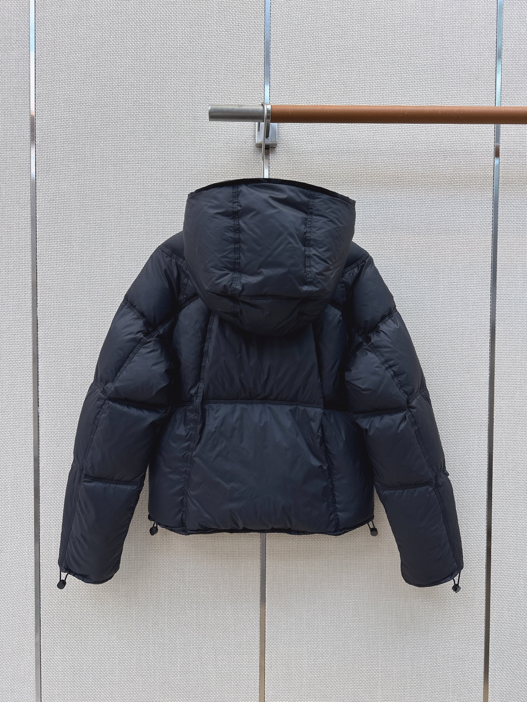 独家首发 Ce 26Ss———秋冬最新款凯旋门徽章刺绣装饰休闲连帽羽绒服外套🤎高级休闲运动风格调 经典面包服造型 高级感