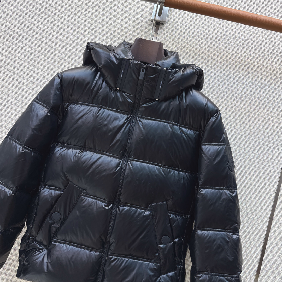 原单品质 MC 26Ss———秋冬新款 秋冬必入Sensation黑标珠光银羽绒服🩶 下摆橡筋拼接设计包裹感编 连帽插扣