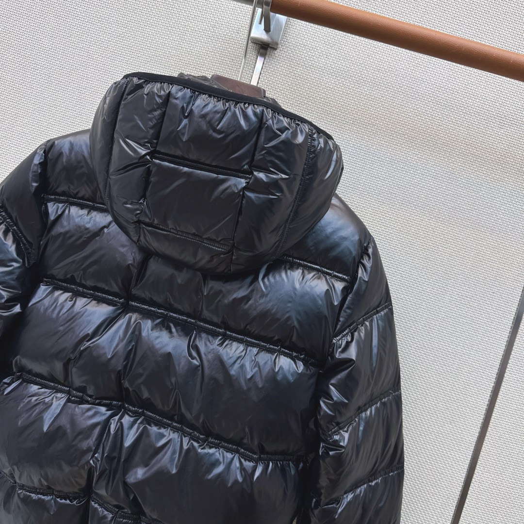 原单品质 MC 26Ss———秋冬新款 秋冬必入Sensation黑标珠光银羽绒服🩶 下摆橡筋拼接设计包裹感编 连帽插扣
