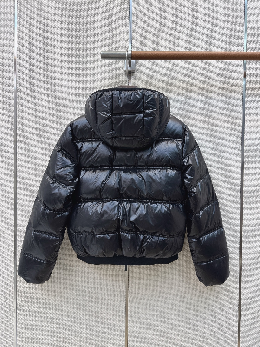 原单品质 MC 26Ss———秋冬新款 秋冬必入Sensation黑标珠光银羽绒服🩶 下摆橡筋拼接设计包裹感编 连帽插扣