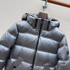 原单品质 MC 26Ss———秋冬新款 秋冬必入Sensation黑标珠光银羽绒服🩶 下摆橡筋拼接设计包裹感编 连帽插扣 原单品质 MC 26Ss———秋冬新款 秋冬必入Sensation黑标珠光银羽绒服🩶 下摆橡筋拼接设计包裹感编 连帽插扣