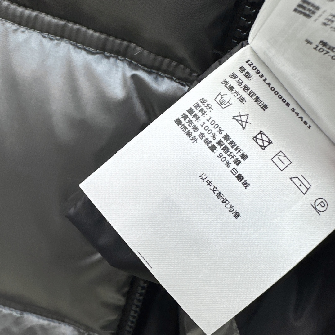 原单品质 MC 26Ss———秋冬新款 秋冬必入Sensation黑标珠光银羽绒服🩶 下摆橡筋拼接设计包裹感编 连帽插扣 原单品质 MC 26Ss———秋冬新款 秋冬必入Sensation黑标珠光银羽绒服🩶 下摆橡筋拼接设计包裹感编 连帽插扣