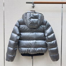 原单品质 MC 26Ss———秋冬新款 秋冬必入Sensation黑标珠光银羽绒服🩶 下摆橡筋拼接设计包裹感编 连帽插扣 原单品质 MC 26Ss———秋冬新款 秋冬必入Sensation黑标珠光银羽绒服🩶 下摆橡筋拼接设计包裹感编 连帽插扣