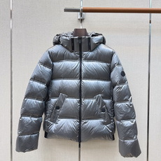 原单品质 MC 26Ss———秋冬新款 秋冬必入Sensation黑标珠光银羽绒服🩶 下摆橡筋拼接设计包裹感编 连帽插扣 原单品质 MC 26Ss———秋冬新款 秋冬必入Sensation黑标珠光银羽绒服🩶 下摆橡筋拼接设计包裹感编 连帽插扣