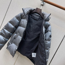 原单品质 MC 26Ss———秋冬新款 秋冬必入Sensation黑标珠光银羽绒服🩶 下摆橡筋拼接设计包裹感编 连帽插扣 原单品质 MC 26Ss———秋冬新款 秋冬必入Sensation黑标珠光银羽绒服🩶 下摆橡筋拼接设计包裹感编 连帽插扣