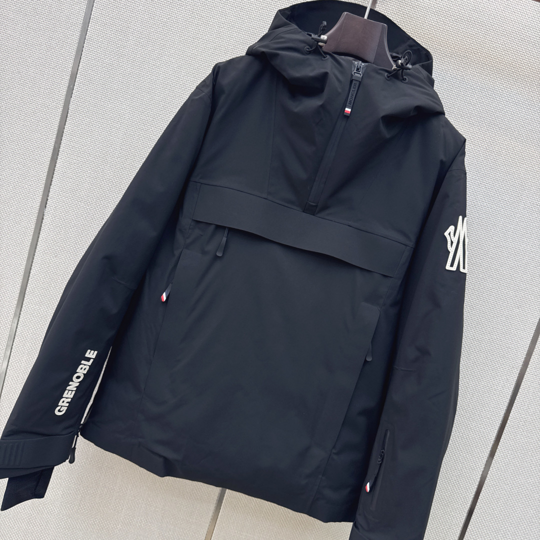 Mc 26Ss———秋冬最新款经典连帽羽绒滑雪服🤍定制超级无敌 正品开发五金配件所有细节处理全面到位 后背logo印花 Mc 26Ss———秋冬最新款经典连帽羽绒滑雪服🤍定制超级无敌 正品开发五金配件所有细节处理全面到位 后背logo印花