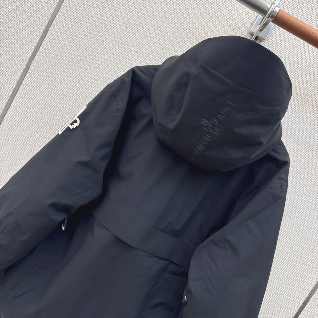 Mc 26Ss———秋冬最新款经典连帽羽绒滑雪服🤍定制超级无敌 正品开发五金配件所有细节处理全面到位 后背logo印花 Mc 26Ss———秋冬最新款经典连帽羽绒滑雪服🤍定制超级无敌 正品开发五金配件所有细节处理全面到位 后背logo印花